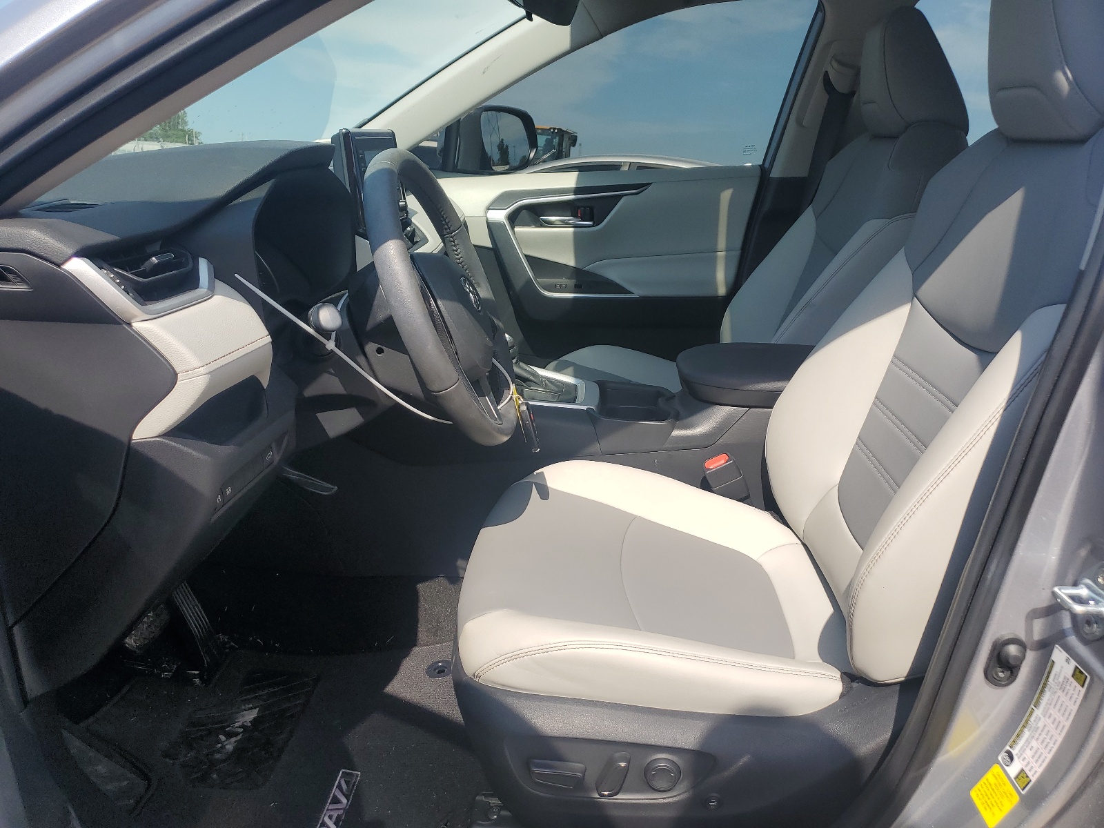 2T3C1RFV5MC167040 2021 Toyota Rav4 Xle Premium