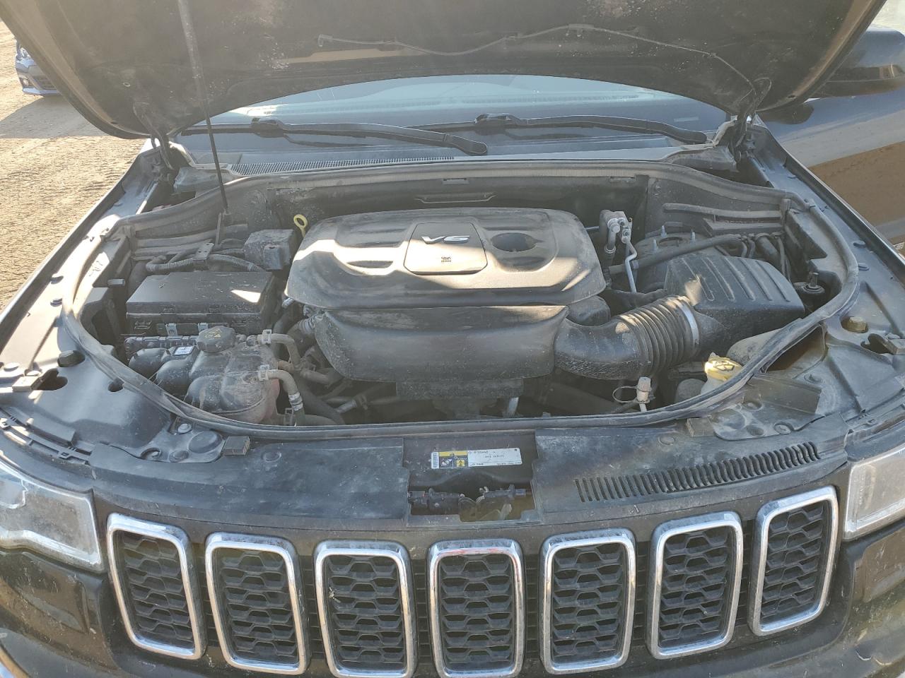 1C4RJFAG9JC313048 2018 Jeep Grand Cherokee Laredo