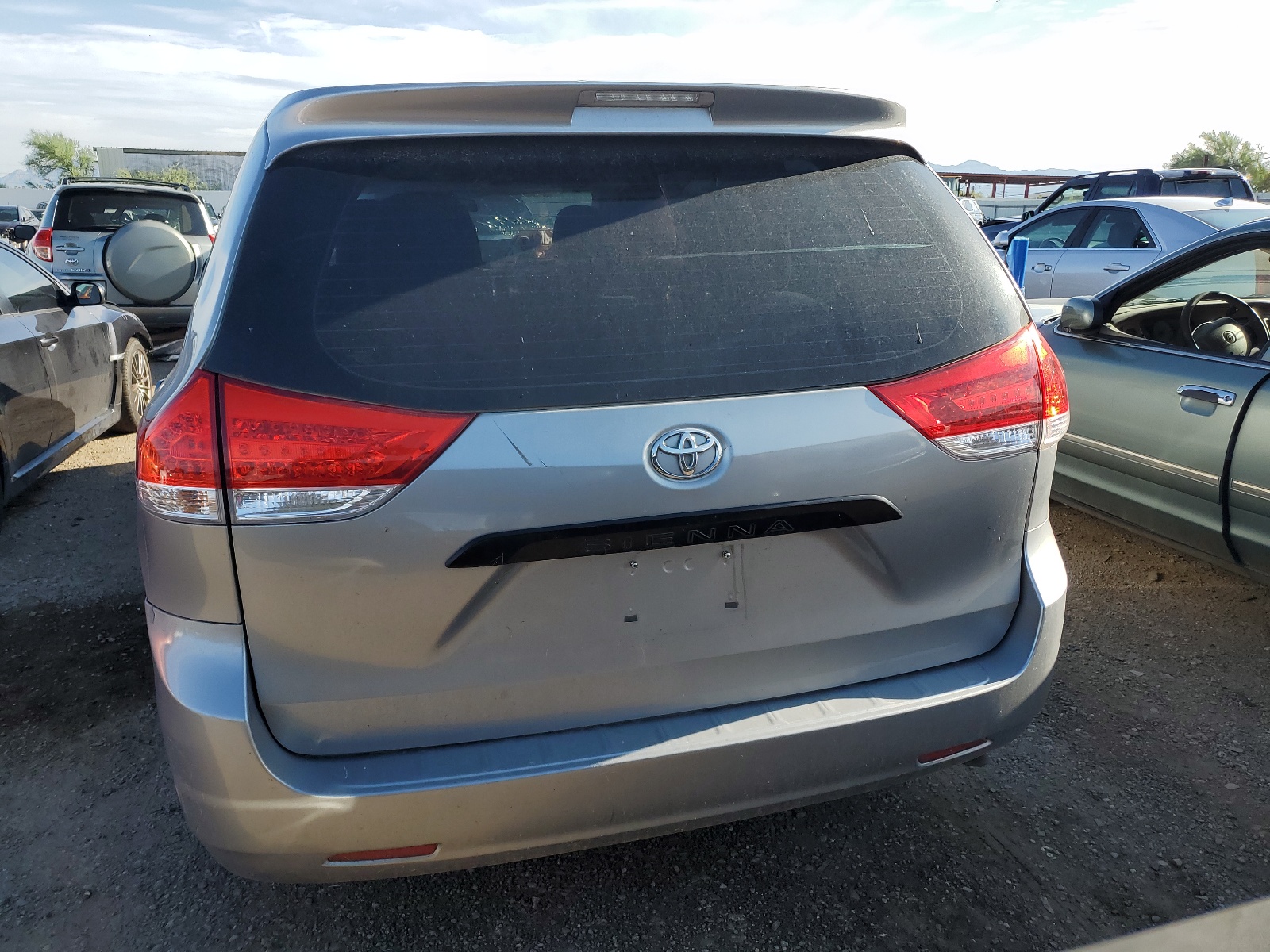 5TDZK3DCXBS135879 2011 Toyota Sienna