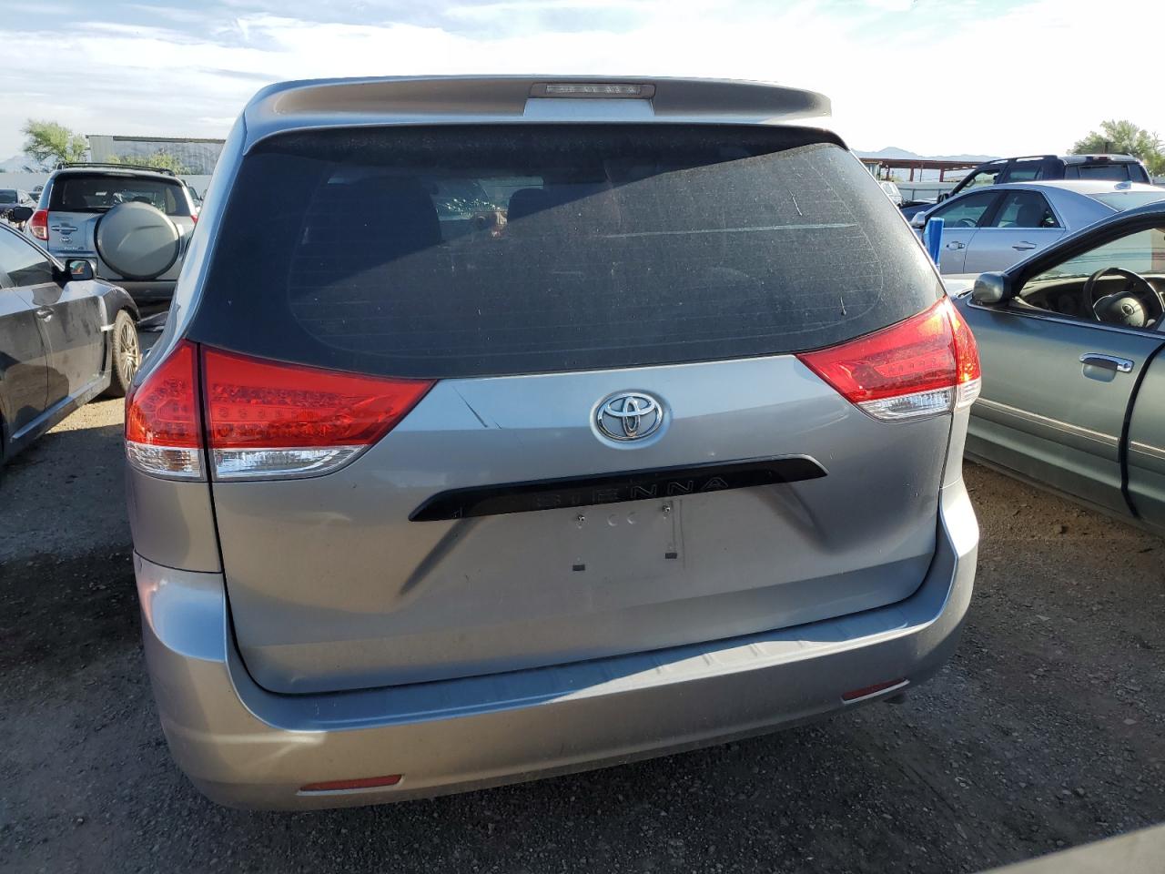 2011 Toyota Sienna VIN: 5TDZK3DCXBS135879 Lot: 64700974