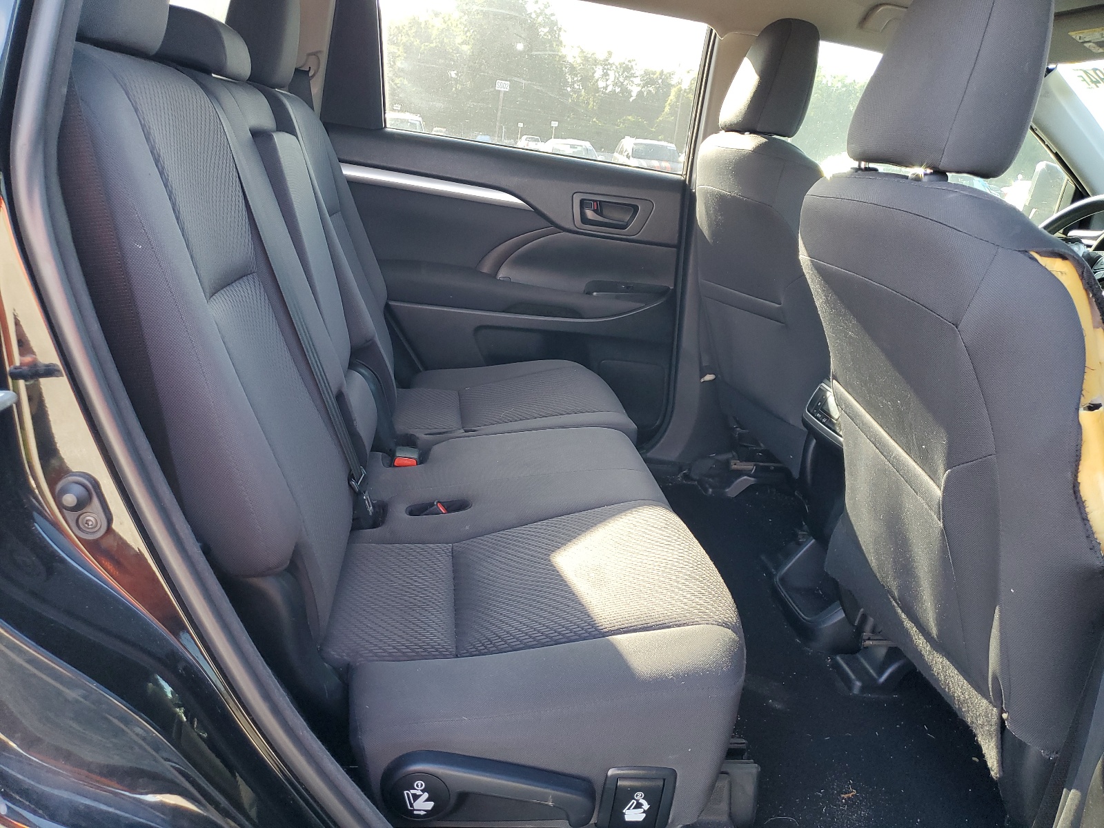 5TDZARFHXJS038856 2018 Toyota Highlander Le