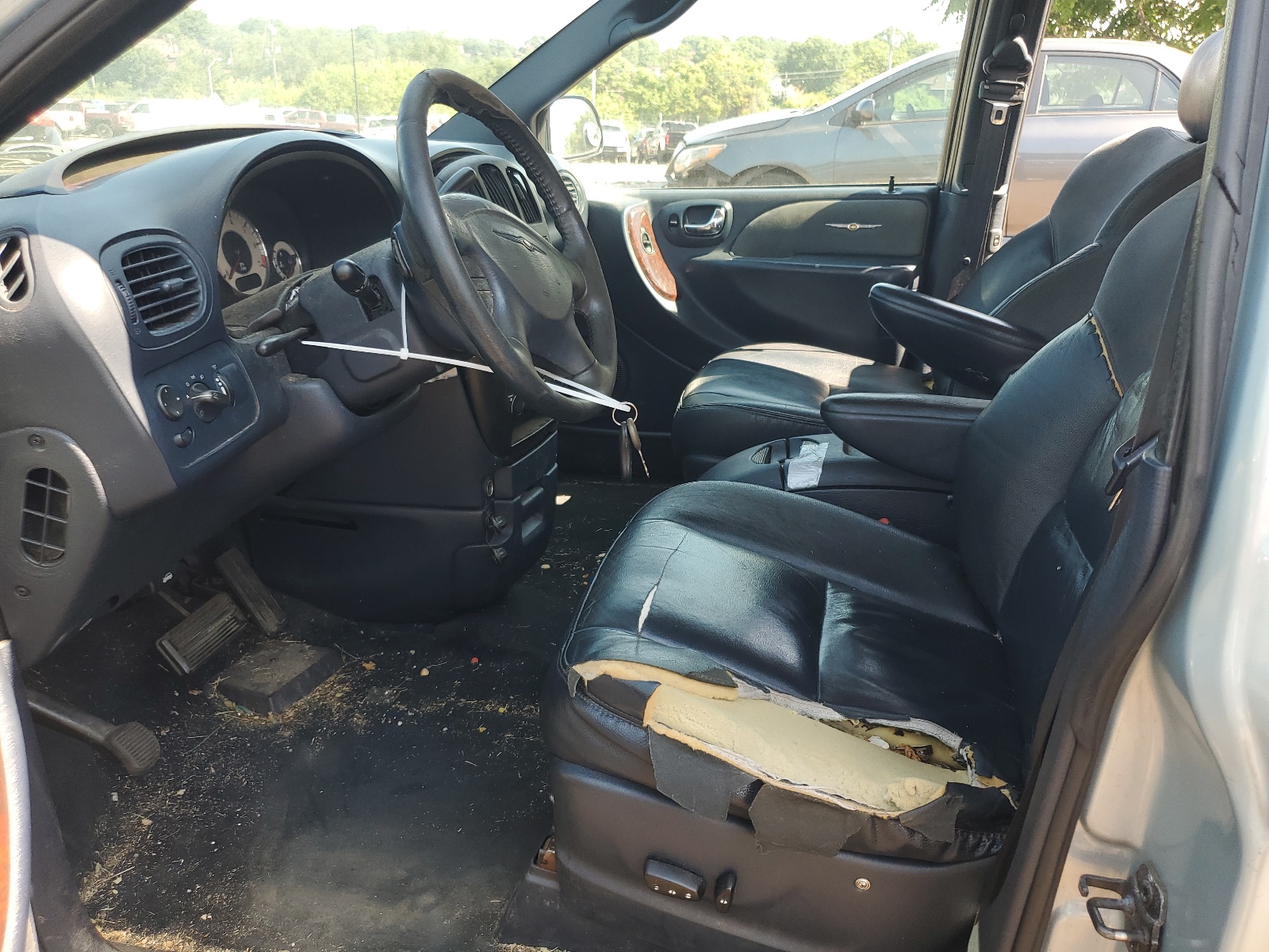 2C8GP64L31R208543 2001 Chrysler Town & Country Limited