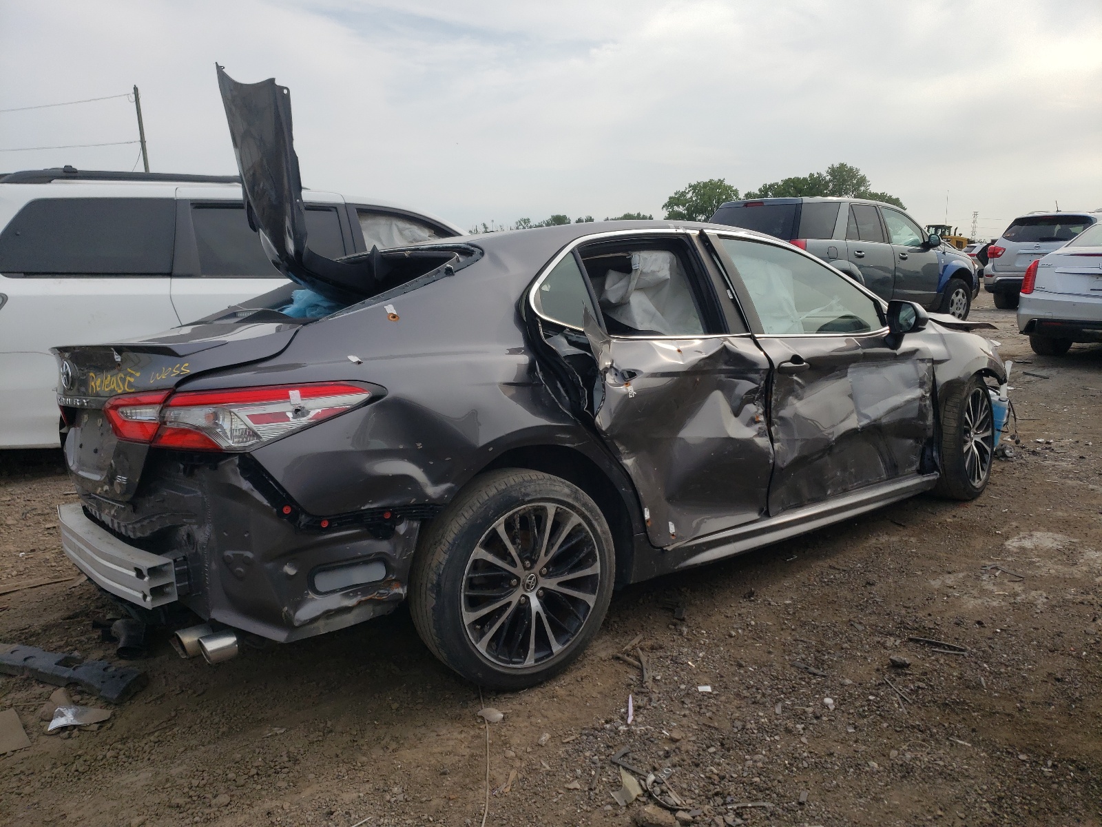 2018 Toyota Camry L vin: 4T1B11HK2JU599815