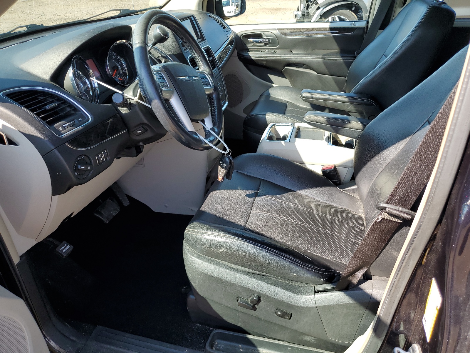 2A4RR8DG0BR656110 2011 Chrysler Town & Country Touring L