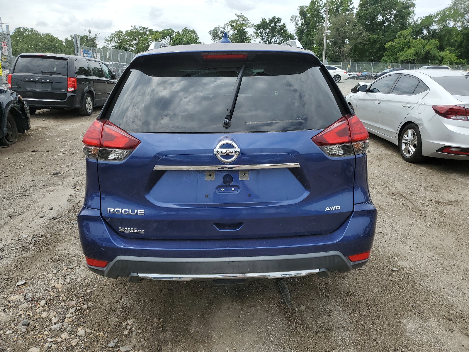 2017 Nissan Rogue S vin: KNMAT2MV2HP519843