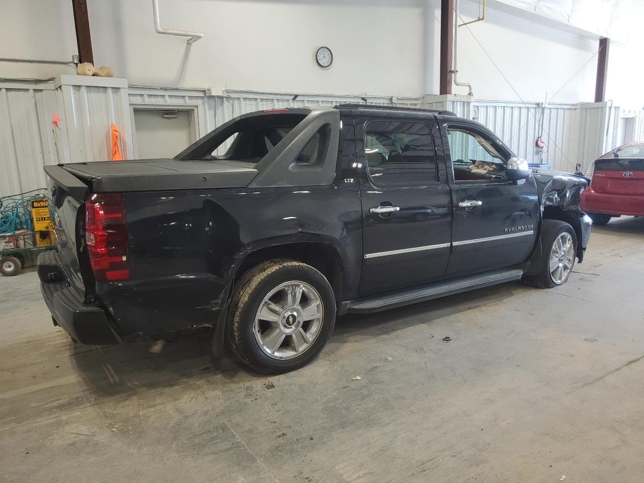 2010 Chevrolet Avalanche - Image 3
