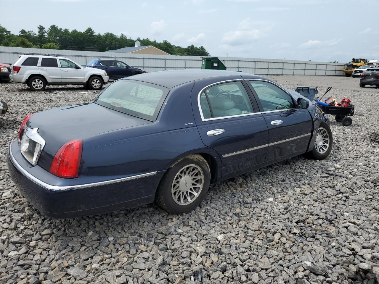 2001 Lincoln Town Car Signature VIN: 1LNHM82WX1Y607433 Lot: 64768034