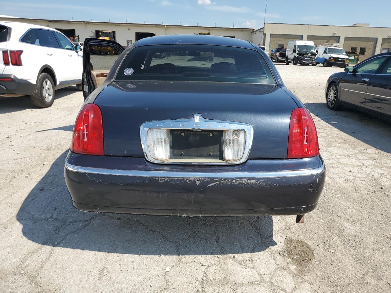 1999 Lincoln Town Car Signature VIN: 1LNHM82W1XY686175 Lot: 61871514