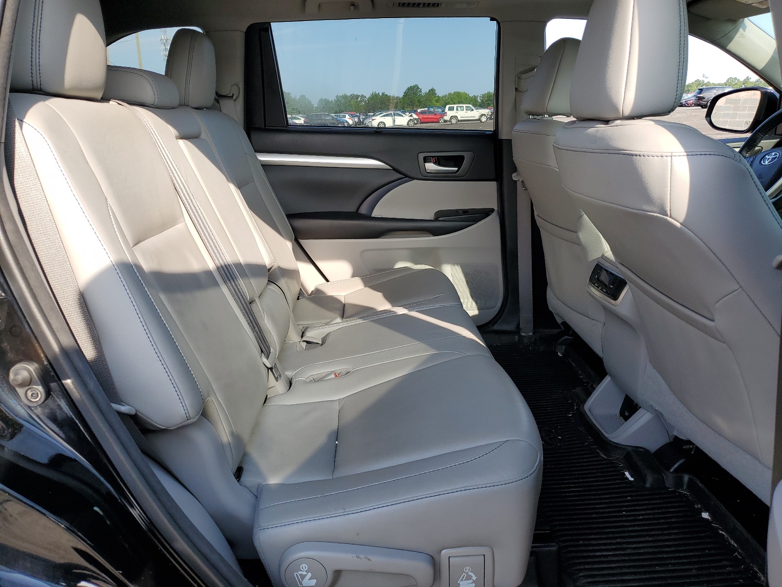 5TDJZRFH4JS558587 2018 Toyota Highlander Se