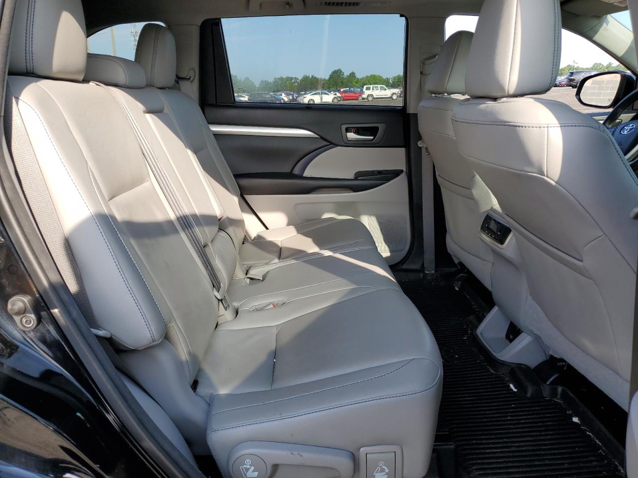 2018 Toyota Highlander Se VIN: 5TDJZRFH4JS558587 Lot: 63386354