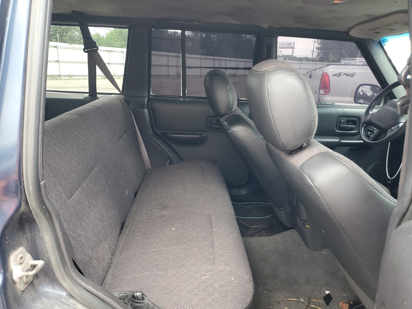 1J4FF58S9YL202285 2000 Jeep Cherokee Classic