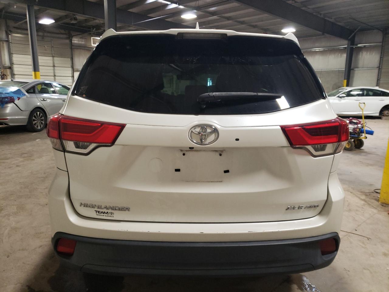 5TDJZRFH4HS360652 2017 Toyota Highlander Se