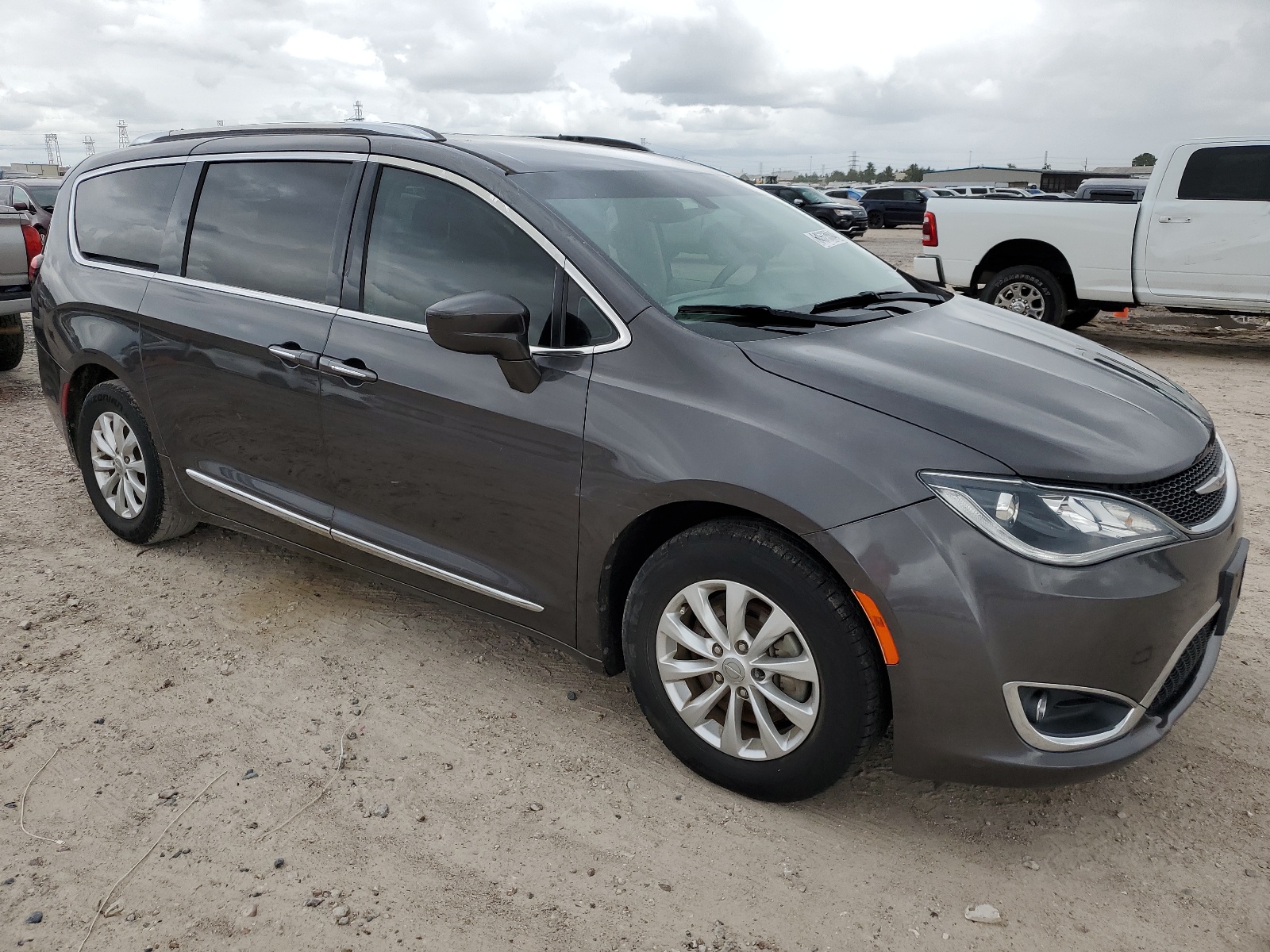 2019 Chrysler Pacifica Touring L vin: 2C4RC1BG4KR665829