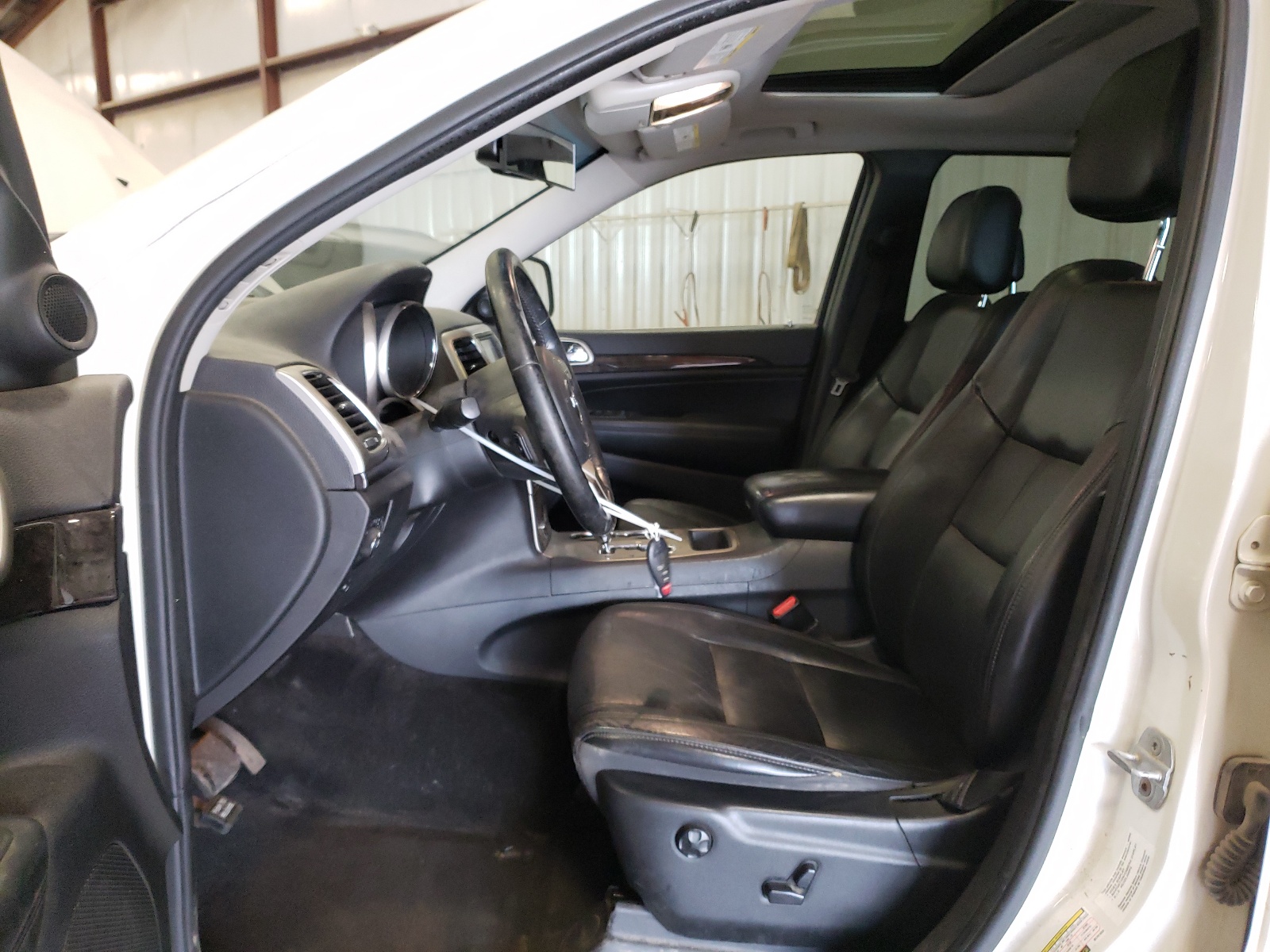 1J4RR4GG2BC701920 2011 Jeep Grand Cherokee Laredo