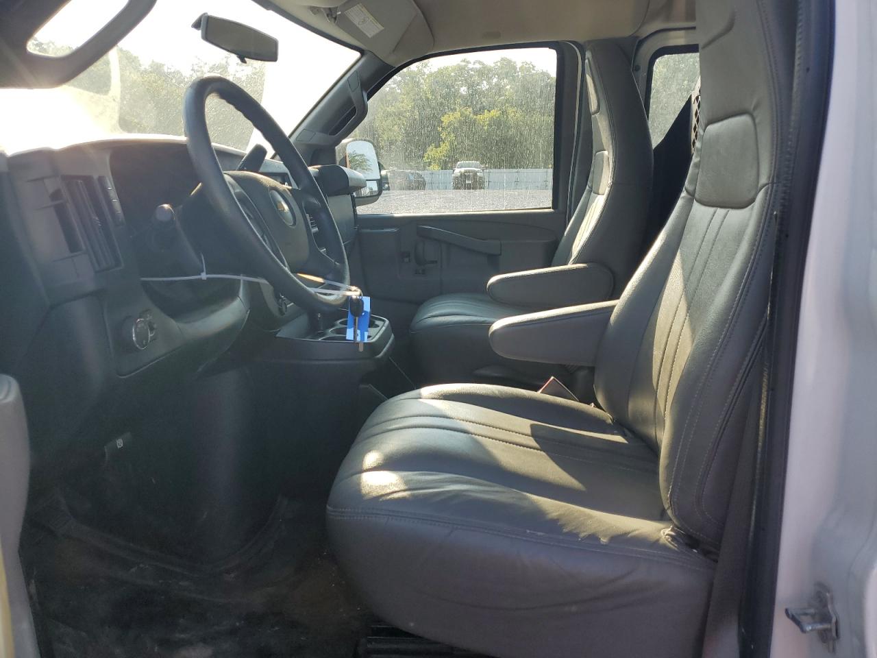 2017 Chevrolet Express G2500 VIN: 1GCWGAFF2H1351330 Lot: 61818154