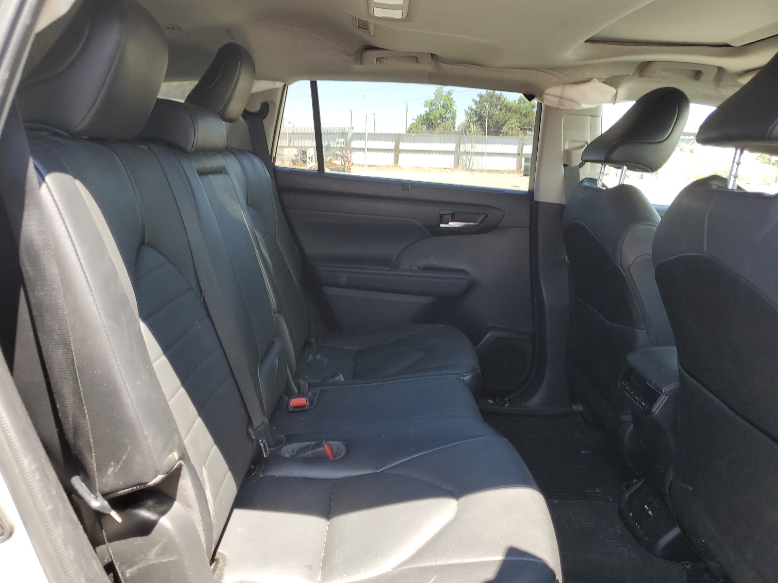 5TDHZRBH0MS094867 2021 Toyota Highlander Xle