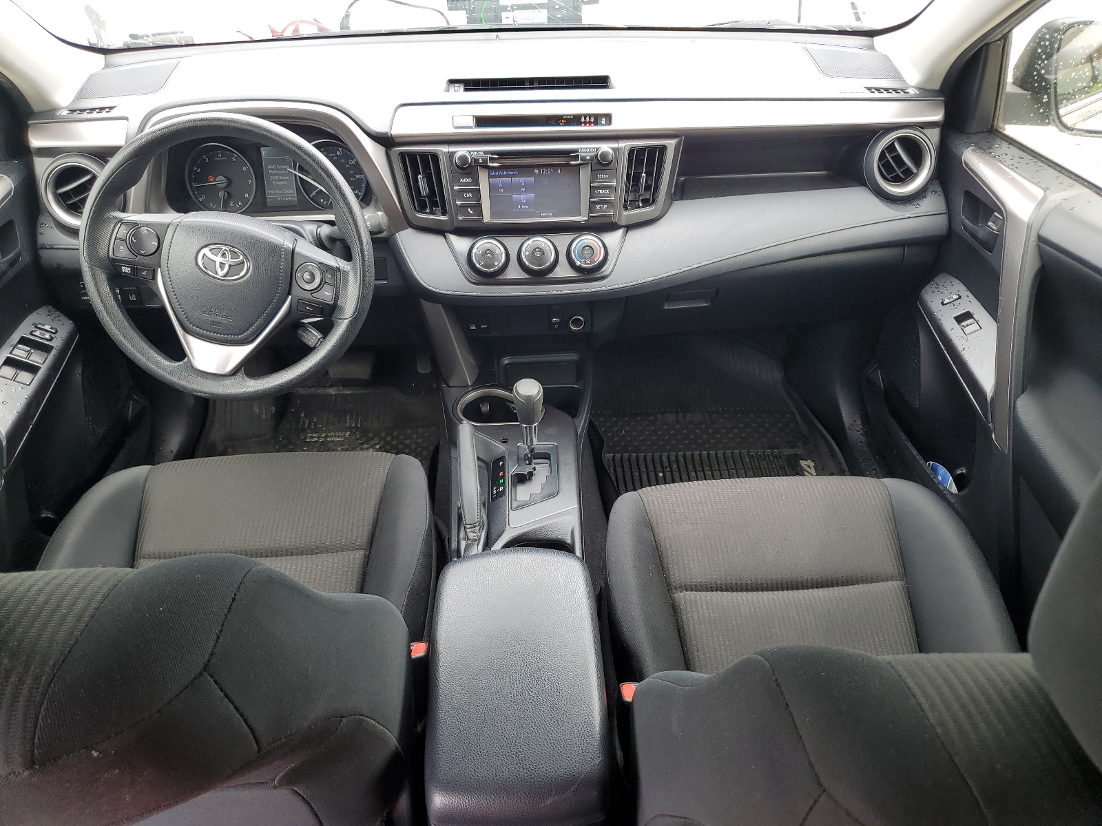 JTMBFREV2JJ203855 2018 Toyota Rav4 Le