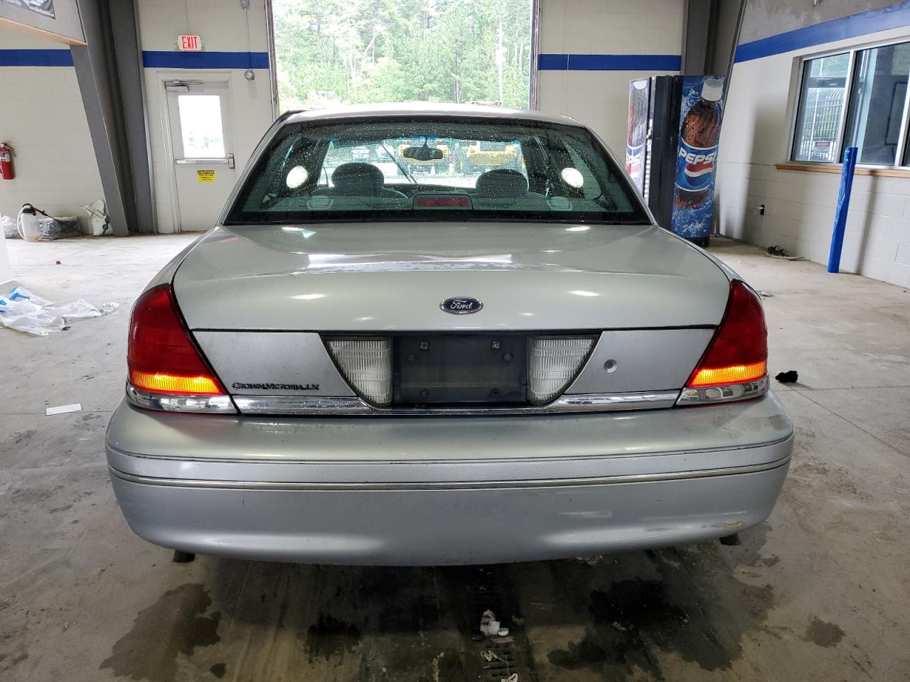 2001 Ford Crown Victoria Lx VIN: 2FAFP74W31X133972 Lot: 64581384