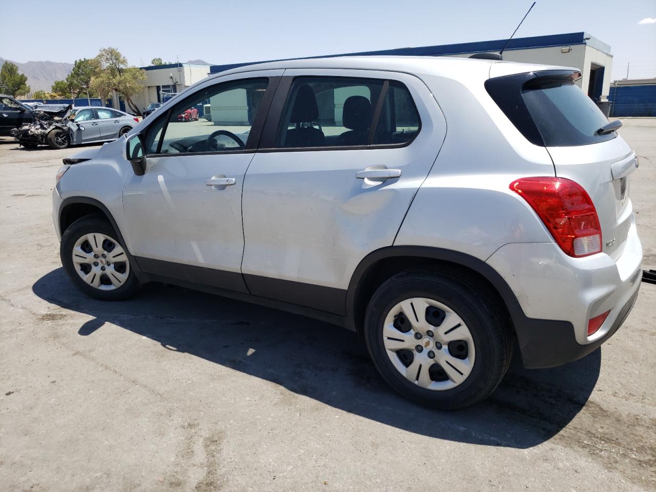 3GNCJKSB3JL407536 2018 CHEVROLET TRAX - Image 2