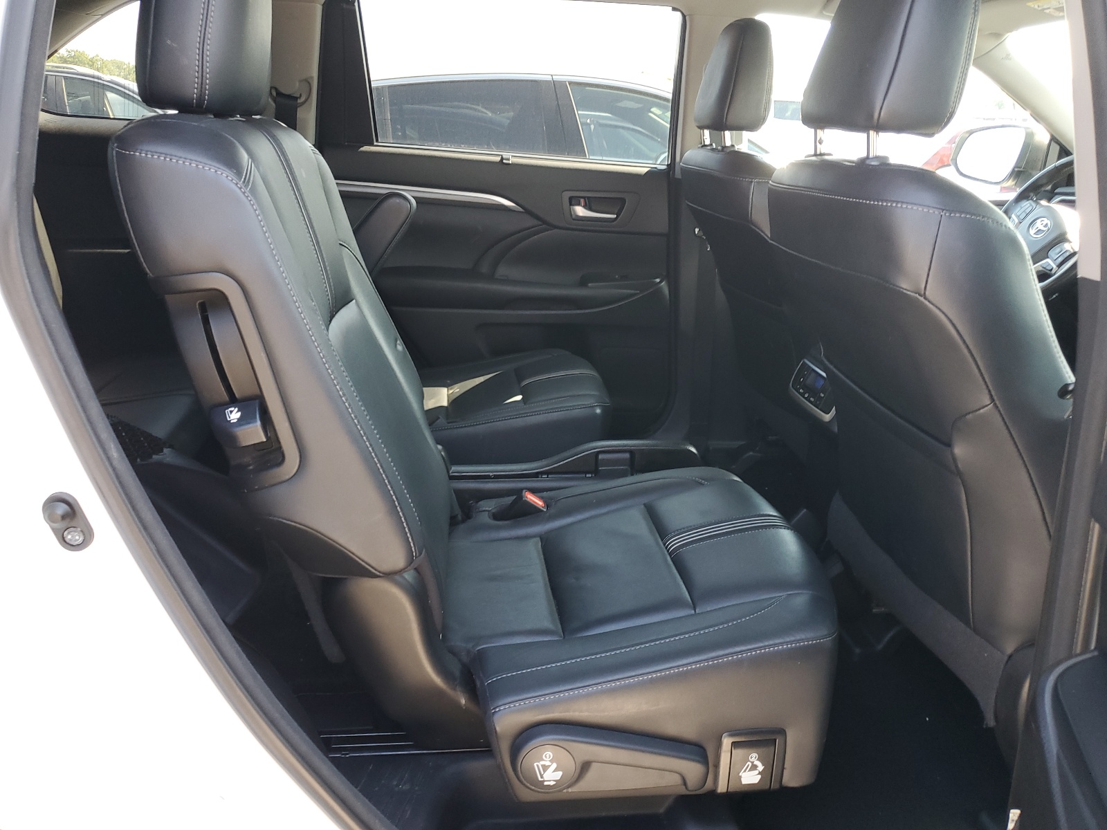 5TDJZRFH3HS430920 2017 Toyota Highlander Se