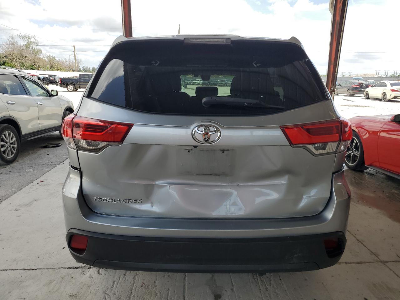 5TDZZRFH6JS246967 2018 Toyota Highlander Le