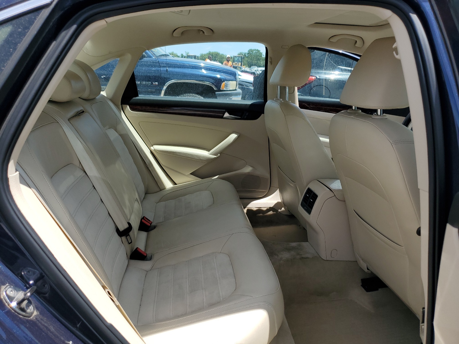 1VWCN7A30DC033551 2013 Volkswagen Passat Sel