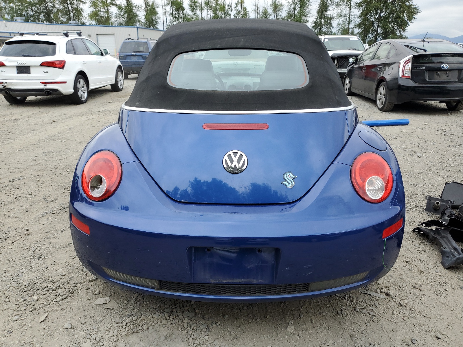 3VWSF31Y17M409268 2007 Volkswagen New Beetle Convertible Option Package 2