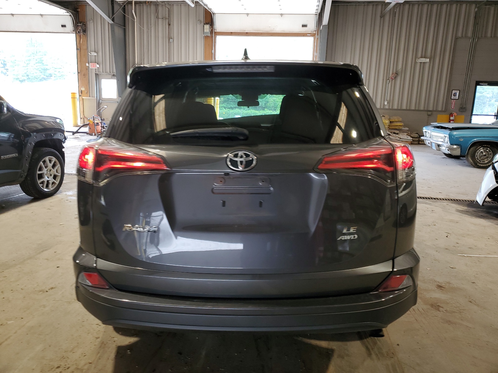 2T3BFREVXJW856368 2018 Toyota Rav4 Le