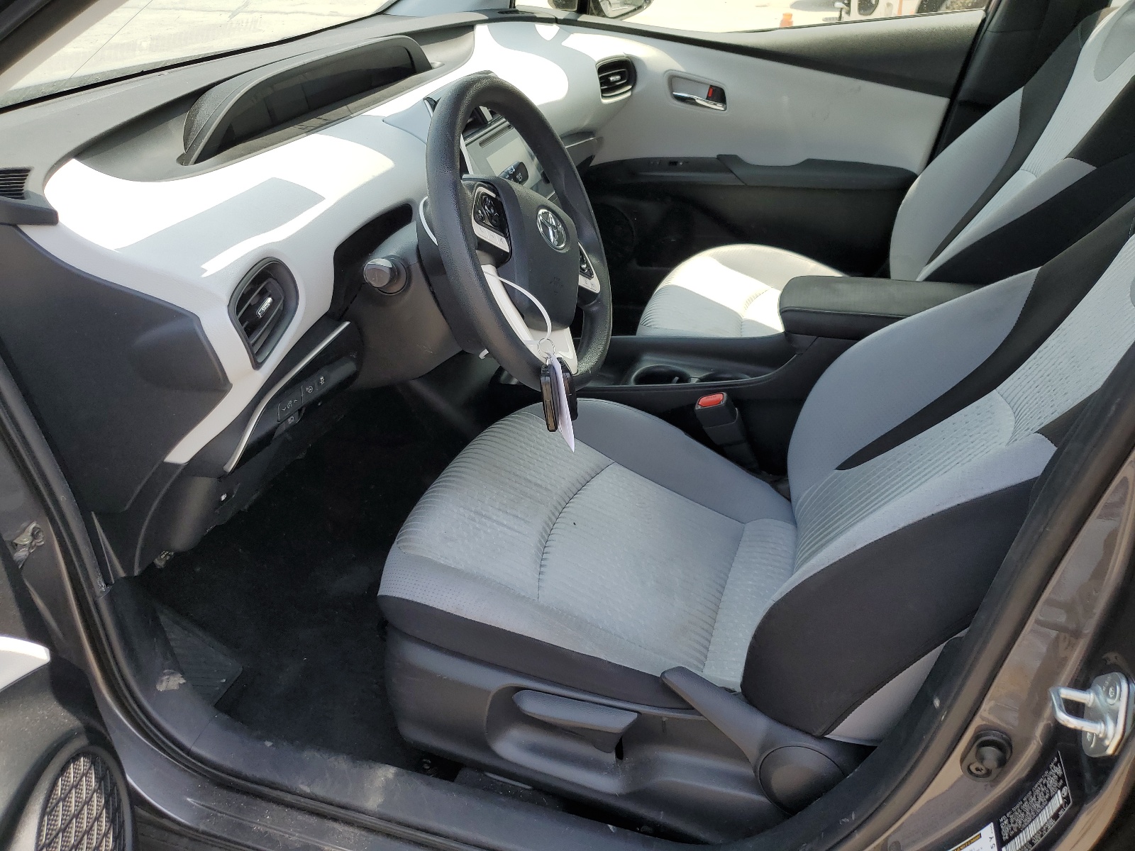 JTDKBRFUXJ3600266 2018 Toyota Prius