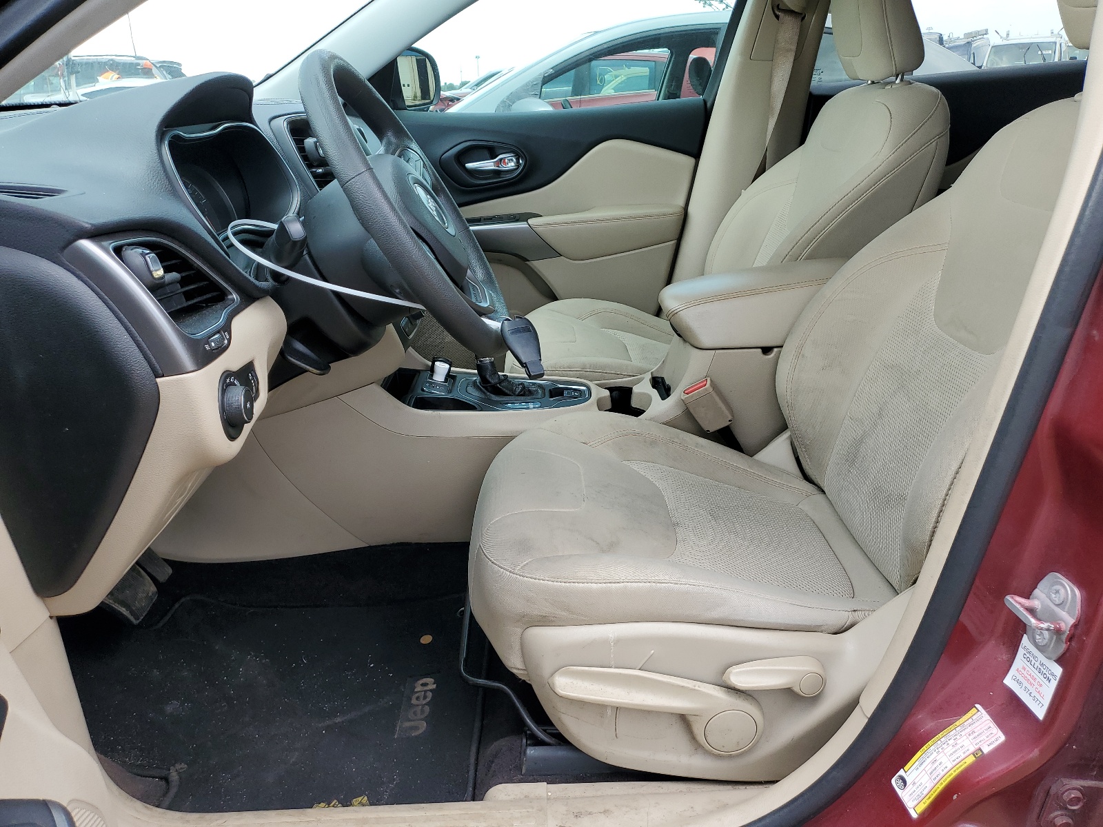 1C4PJLCB2KD241371 2019 Jeep Cherokee Latitude