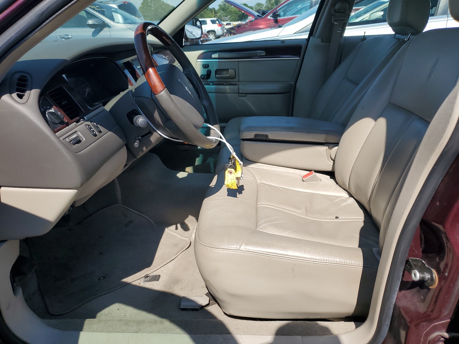 1LNHM82VX7Y605438 2007 Lincoln Town Car Signature Limited