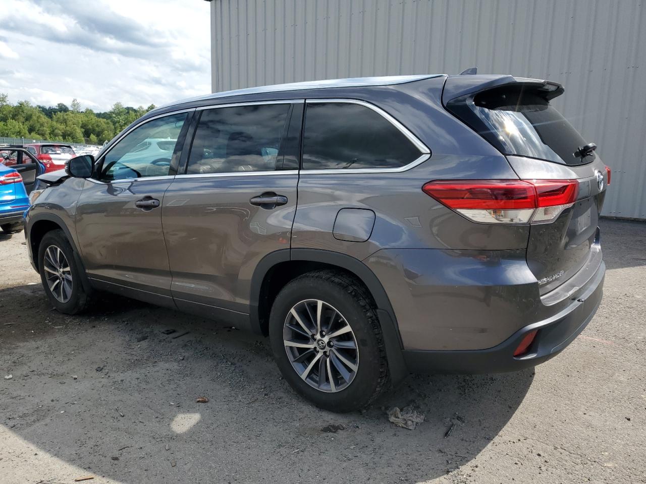 5TDJZRFH9JS866743 2018 TOYOTA HIGHLANDER - Image 2