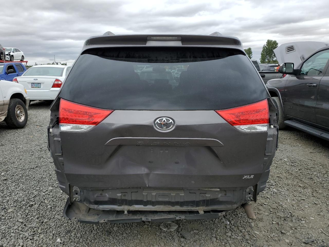 5TDYK3DC6BS126009 2011 Toyota Sienna Xle