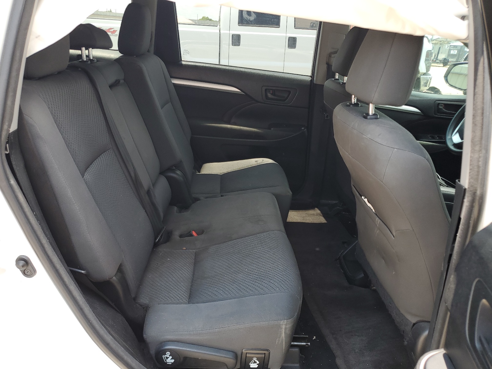 5TDZARFH6FS016389 2015 Toyota Highlander Le