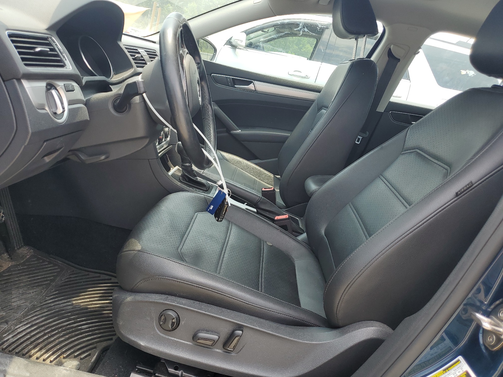 1VWLA7A3XKC001764 2019 Volkswagen Passat Wolfsburg