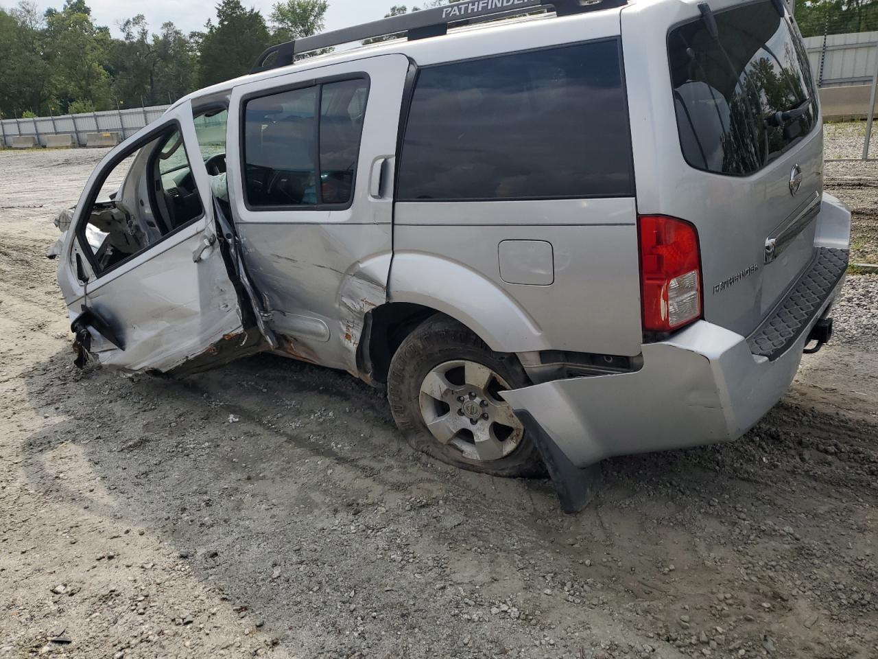 2006 Nissan Pathfinder - Image 2