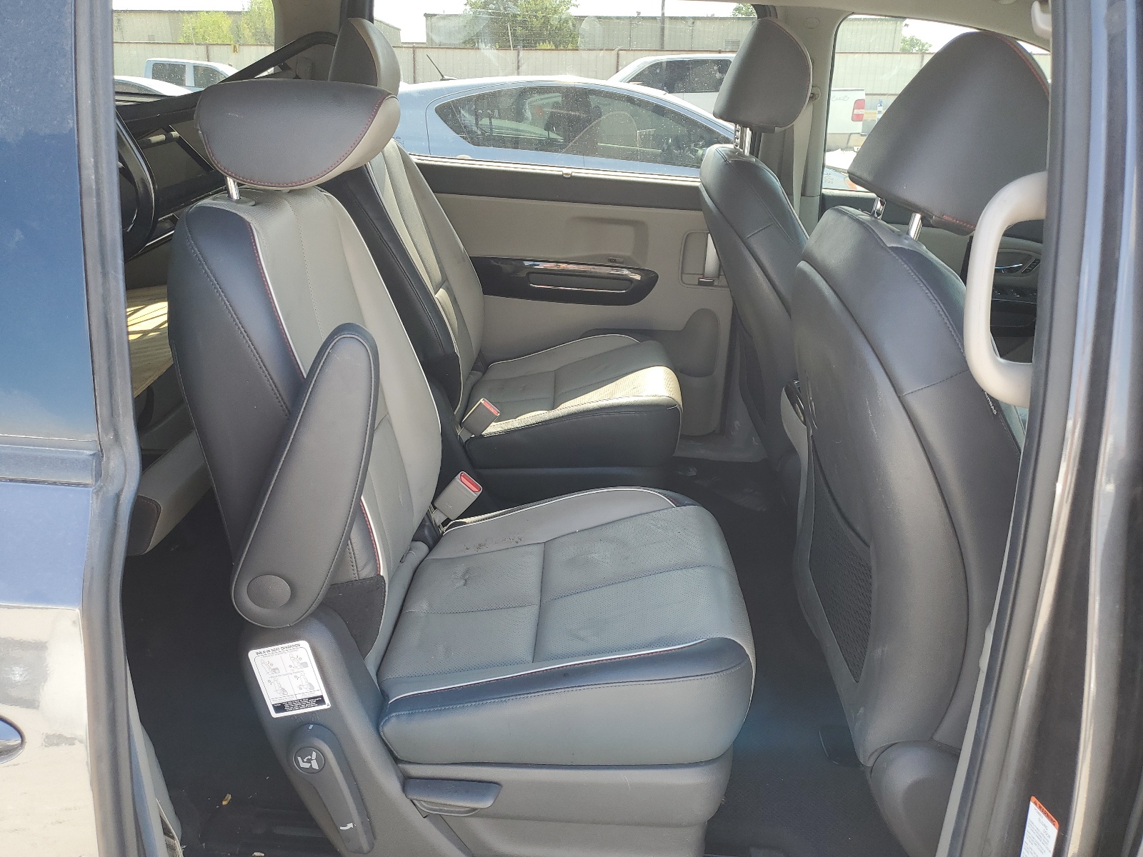 KNDMC5C17J6365705 2018 Kia Sedona Ex