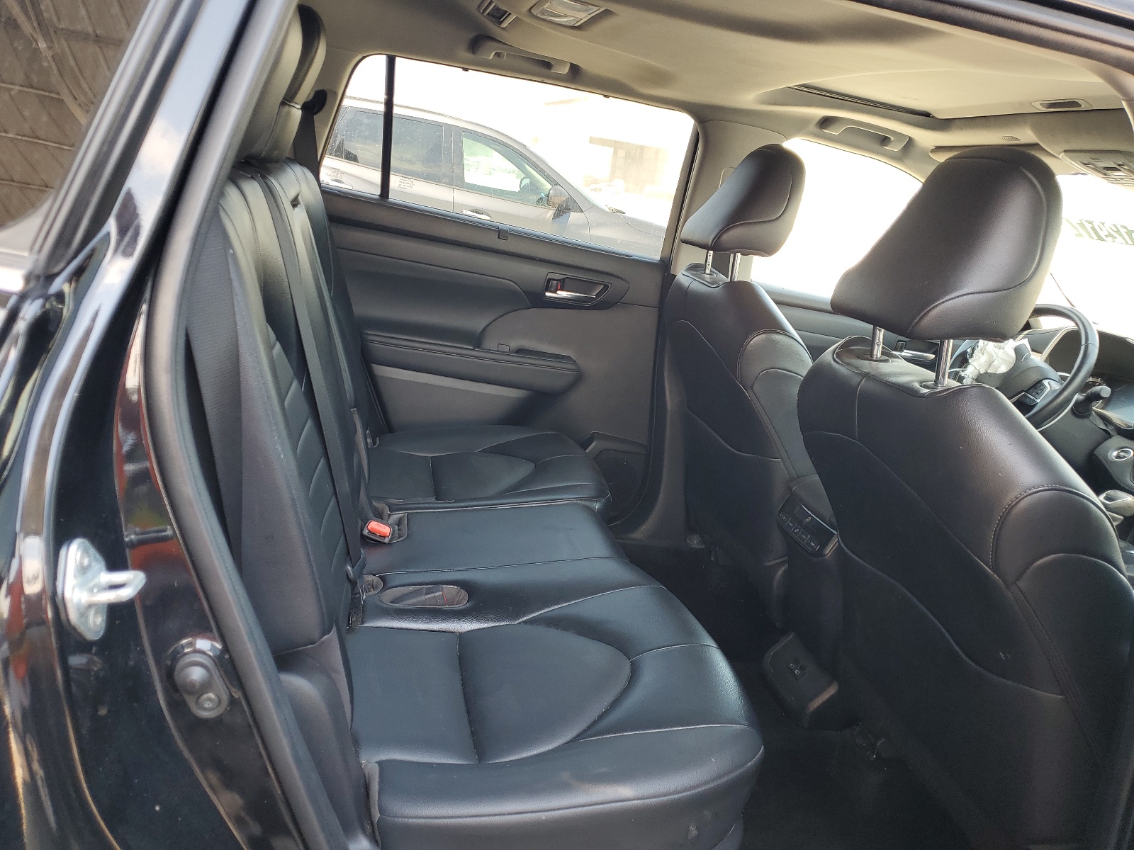 5TDHZRBH8NS563334 2022 Toyota Highlander Xle