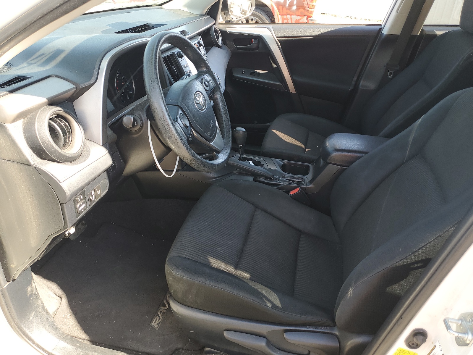 JTMBFREV7HJ706095 2017 Toyota Rav4 Le