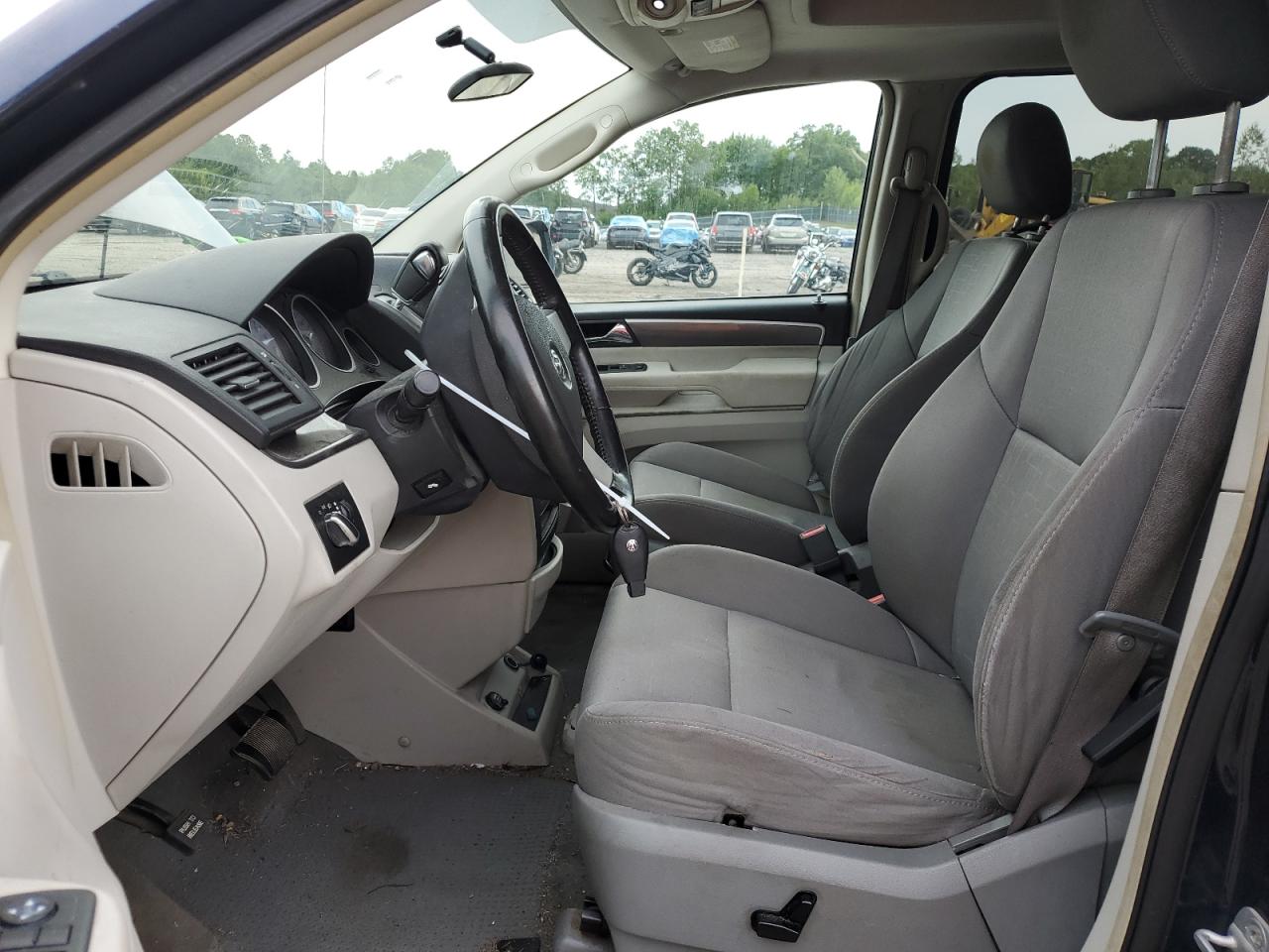 2009 Volkswagen Routan - Image 7