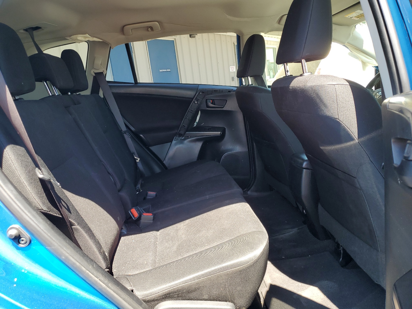 JTMZFREV3HJ102087 2017 Toyota Rav4 Le