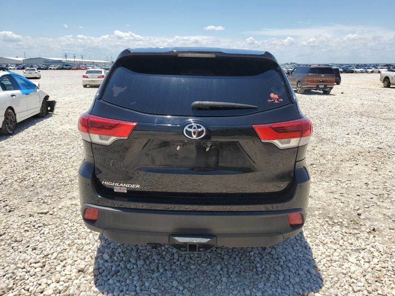 2018 Toyota Highlander Le VIN: 5TDZZRFHXJS272861 Lot: 62359144