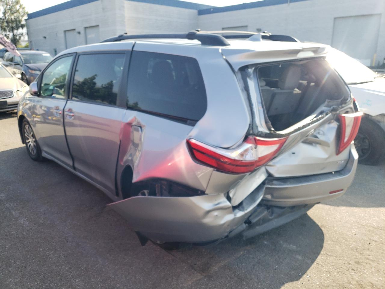 5TDYZ3DC1JS934004 2018 TOYOTA SIENNA - Image 2