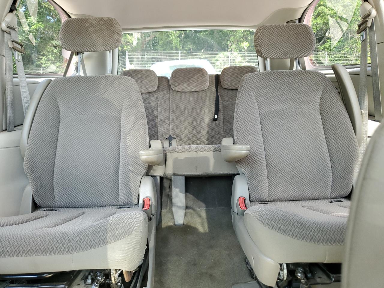 2006 Chrysler Town & Country Lx VIN: 1A4GP44RX6B752905 Lot: 63914054