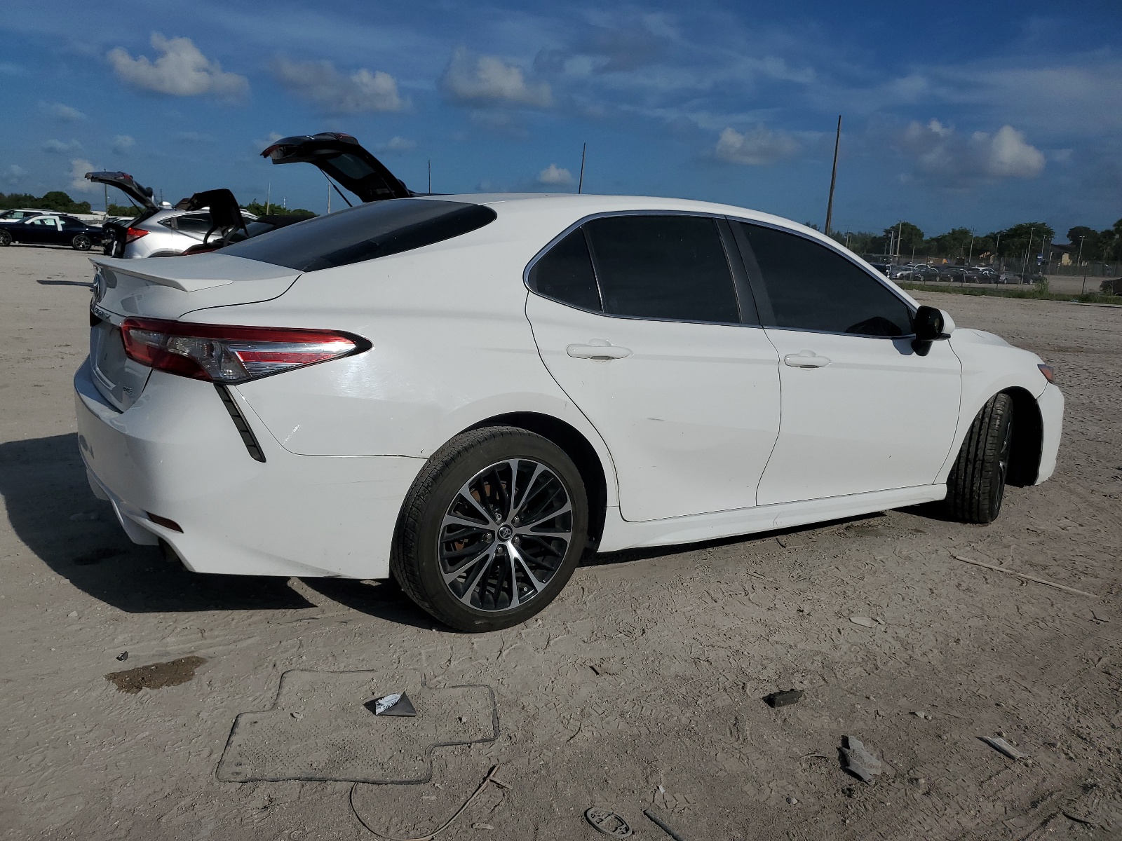 2018 Toyota Camry L vin: 4T1B11HK1JU676934