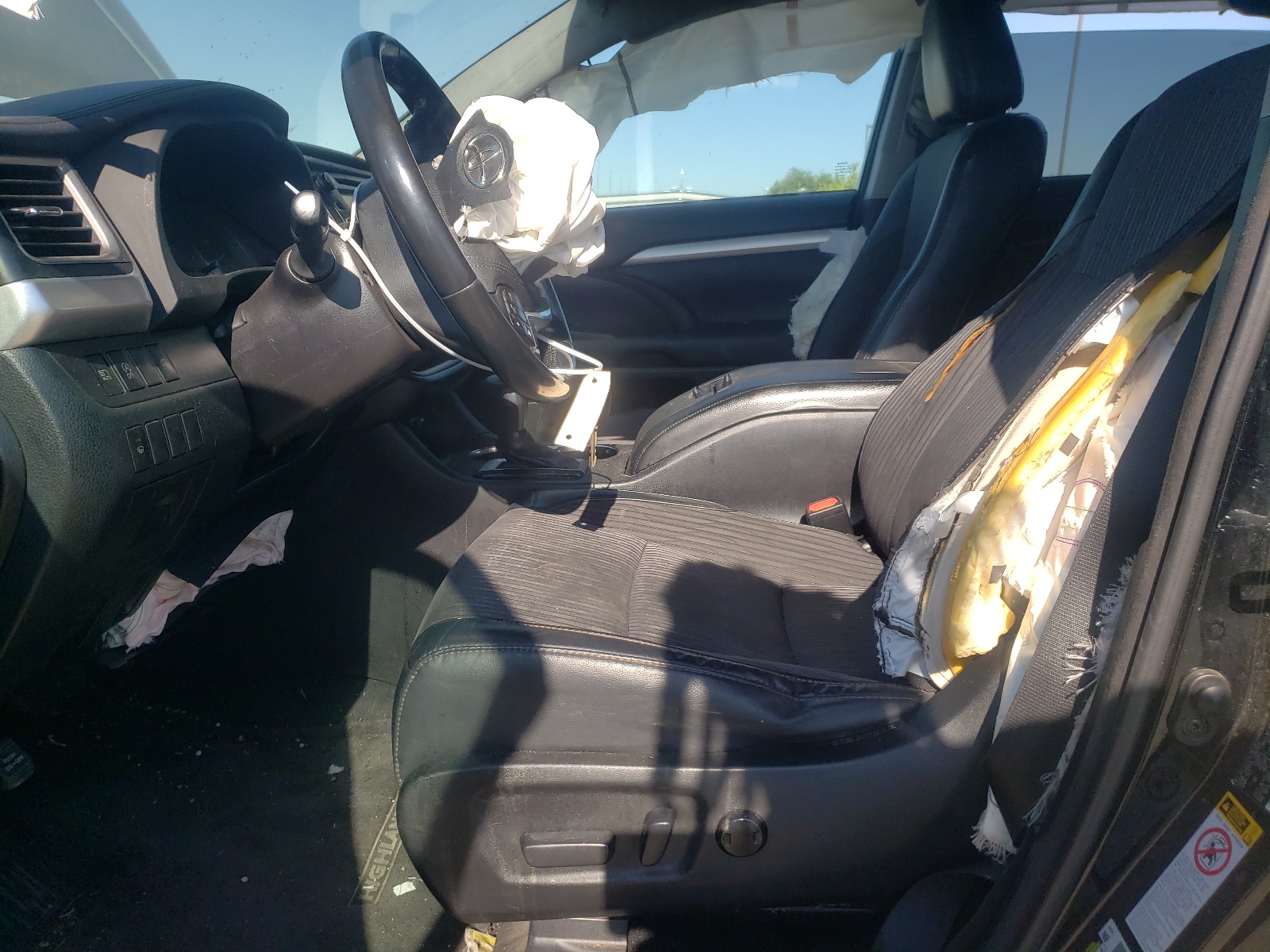 5TDZZRFH3HS218327 2017 Toyota Highlander Le