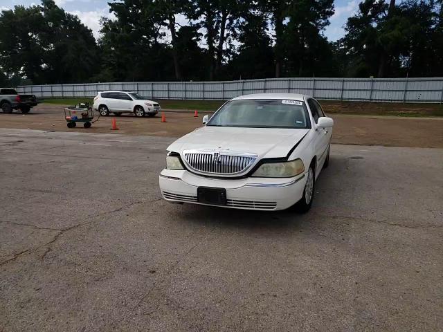 2003 Lincoln Town Car Executive VIN: 1LNHM81W53Y636892 Lot: 61894284