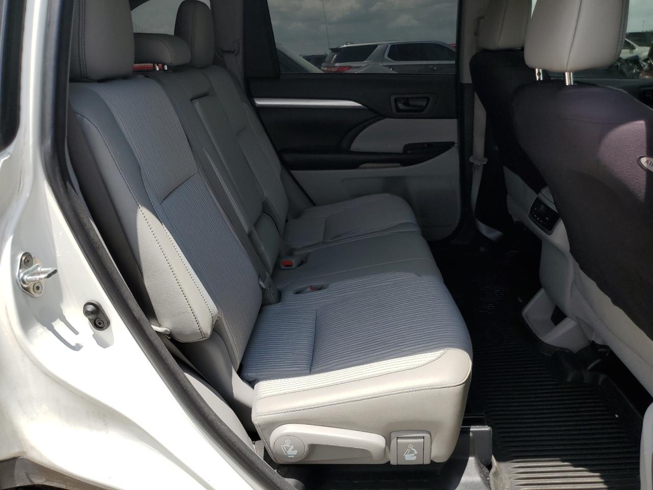 2018 Toyota Highlander Le VIN: 5TDBZRFH1JS882200 Lot: 64005294