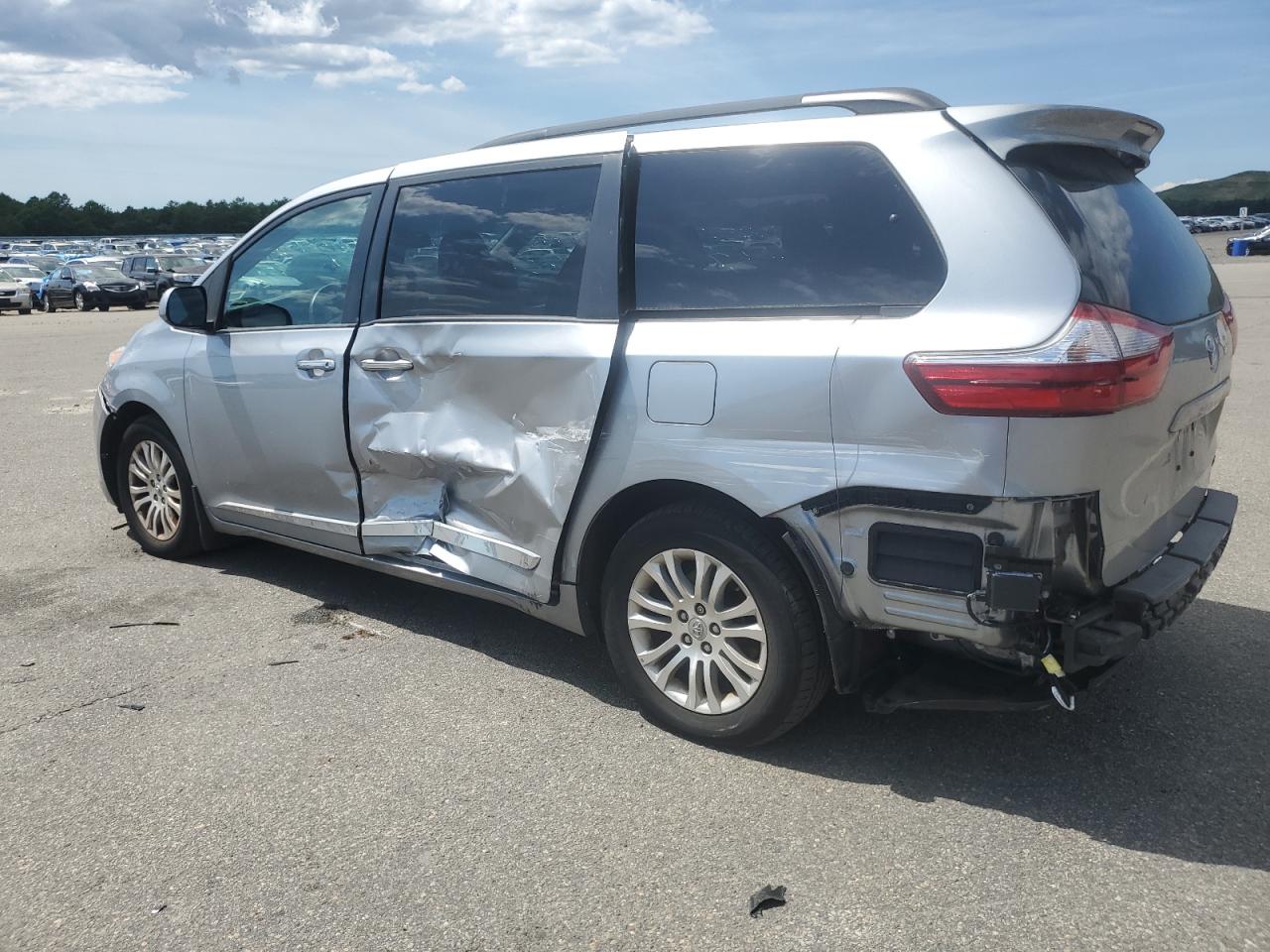 5TDYZ3DCXHS815152 2017 TOYOTA SIENNA - Image 2