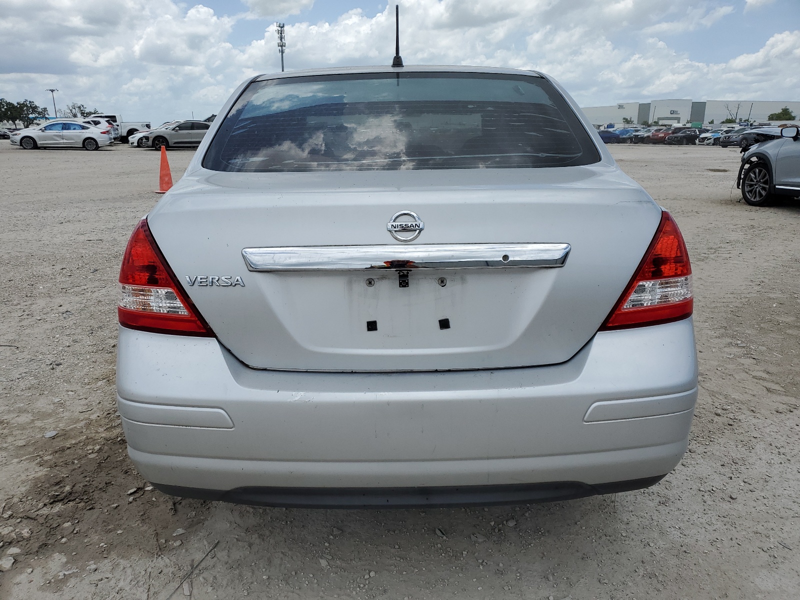 3N1BC11E58L392832 2008 Nissan Versa S